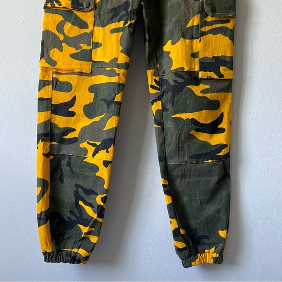 FASHIONNOVA ORANGE CAMOUFLAGE CARGO PANTS SIZE 25” FOR WOMAN - Picture 5 of 7